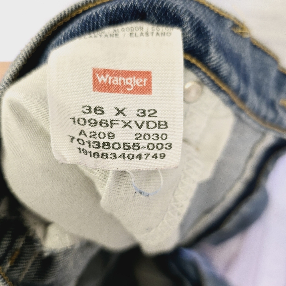 36x32 Wrangler Blue Jeans - Picture 4 of 6
